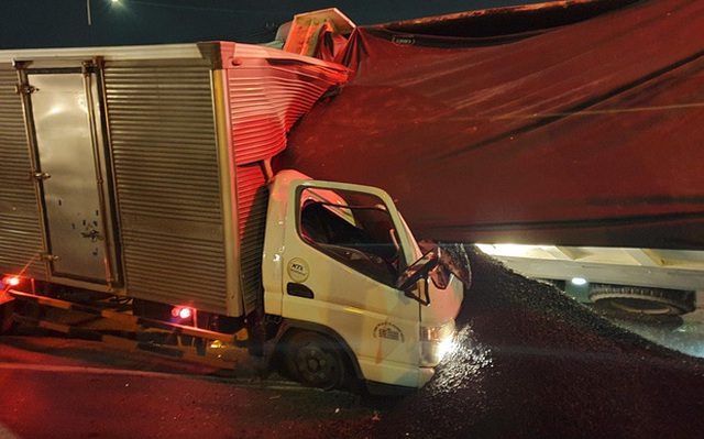 Bình Dương: Sau va chạm khủng khiếp, nhựa đường trên xe ben đè tử vong tài xế xe tải