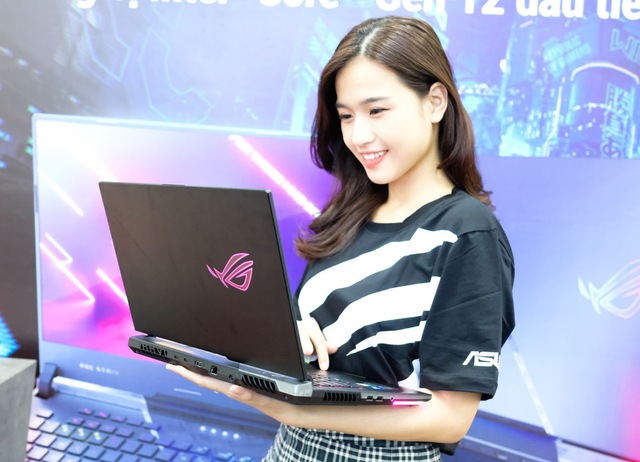 Laptop trang bị chip Intel thế hệ 12 đầu tiên tại Việt Nam, giá 54 triệu đồng - Ảnh 1.