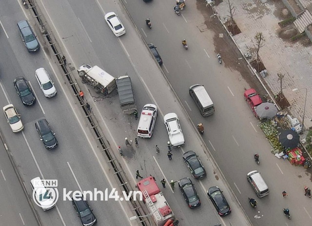 Hà Nội: Xe tải lật sau sự cố giao thông, giao thông qua đường vành đai 3 ùn tắc nghiêm trọng - Ảnh 2.