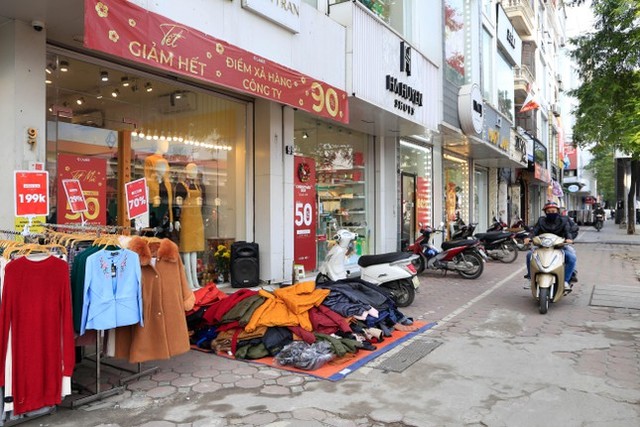 Hà Nội: Cửa hàng thời trang đua giảm giá, xả kho đón Tết - Ảnh 1.