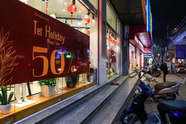 Hà Nội: Cửa hàng thời trang đua giảm giá, xả kho đón Tết - Ảnh 2.