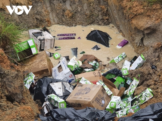 Hàng ngàn chai rượu ngoại Chivas, Balantine, Macallan… được tiêu hủy ở bãi rác - Ảnh 1.
