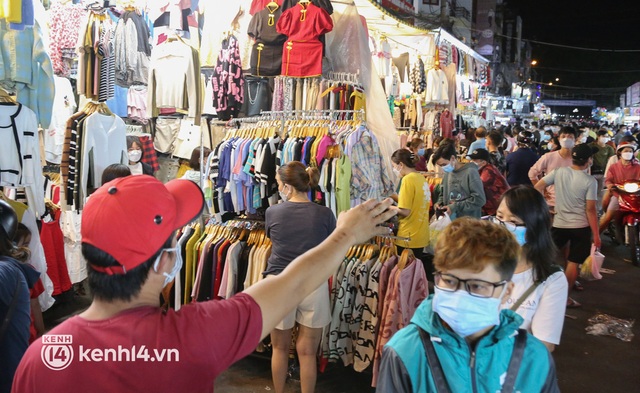  Chợ thời trang lớn nhất TP.HCM chật kín người mua sắm Tết, an ninh siết chặt ngăn chặn khách bị móc túi - Ảnh 13.
