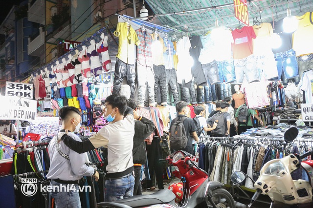  Chợ thời trang lớn nhất TP.HCM chật kín người mua sắm Tết, an ninh siết chặt ngăn chặn khách bị móc túi - Ảnh 14.