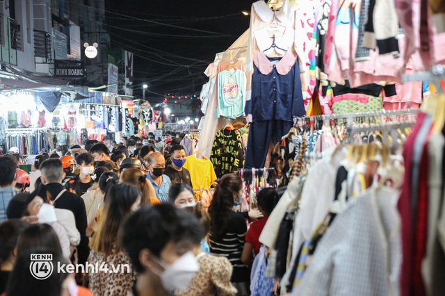  Chợ thời trang lớn nhất TP.HCM chật kín người mua sắm Tết, an ninh siết chặt ngăn chặn khách bị móc túi - Ảnh 16.