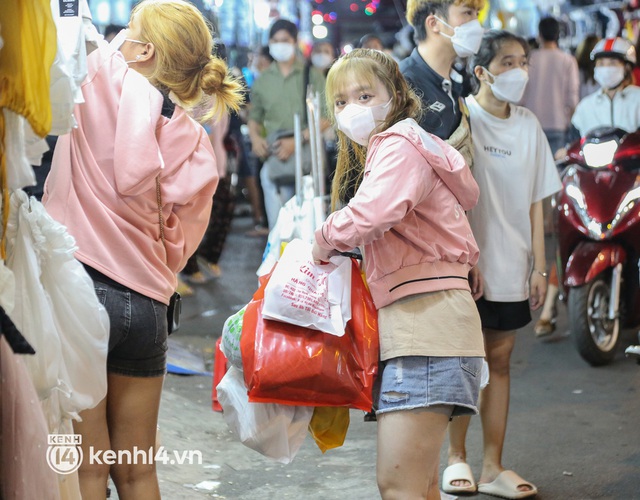  Chợ thời trang lớn nhất TP.HCM chật kín người mua sắm Tết, an ninh siết chặt ngăn chặn khách bị móc túi - Ảnh 17.
