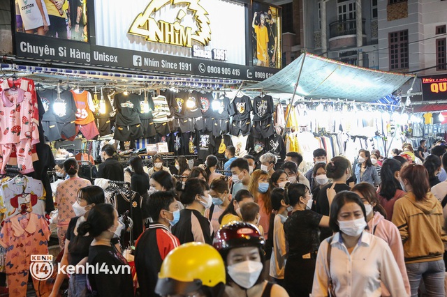  Chợ thời trang lớn nhất TP.HCM chật kín người mua sắm Tết, an ninh siết chặt ngăn chặn khách bị móc túi - Ảnh 3.