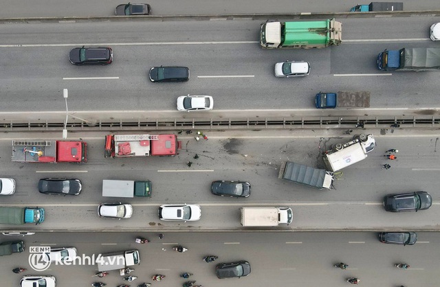 Hà Nội: Xe tải lật sau sự cố giao thông, giao thông qua đường vành đai 3 ùn tắc nghiêm trọng - Ảnh 3.