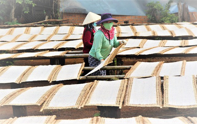 Đơn hàng tới tấp, làng bánh tráng, bún miến hoạt động hết công suất - Ảnh 4.