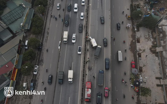 Hà Nội: Xe tải lật sau sự cố giao thông, giao thông qua đường vành đai 3 ùn tắc nghiêm trọng