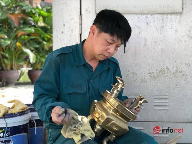 Đeo mặt nạ phòng độc làm việc này, nhiều người kiếm tiền triệu tiêu Tết - Ảnh 1.