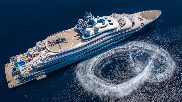 Bên trong siêu du thuyền hai sân trực thăng xa xỉ, nơi tỷ phú Jeff Bezos chi 4 triệu USD/tuần để ở - Ảnh 2.