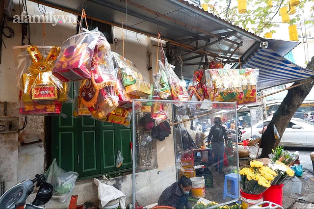 Giá gần nửa triệu đồng, gà ngậm bông hồng cúng ông Công ông Táo ở chợ nhà giàu vẫn cực đắt khách năm nay - Ảnh 16.