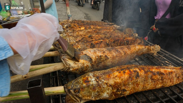 Cá lóc nướng đắt hàng gấp 3-4 lần ngày thường, khách đi nửa vòng thành phố đến mua - Ảnh 8.