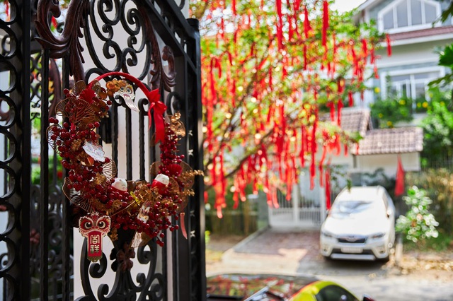 Đại gia Việt khoe ảnh trang trí nhà đón năm mới: Đại gia quận 7 nhuộm đỏ căn biệt thự đắt đỏ với phụ kiện bạc tỷ, con gái cưng của bà trùm thủy sản cũng không hề kém cạnh - Ảnh 3.