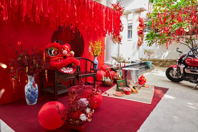 Đại gia Việt khoe ảnh trang trí nhà đón năm mới: Đại gia quận 7 nhuộm đỏ căn biệt thự đắt đỏ với phụ kiện bạc tỷ, con gái cưng của bà trùm thủy sản cũng không hề kém cạnh - Ảnh 5.