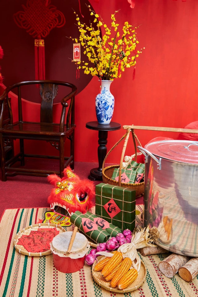 Đại gia Việt khoe ảnh trang trí nhà đón năm mới: Đại gia quận 7 nhuộm đỏ căn biệt thự đắt đỏ với phụ kiện bạc tỷ, con gái cưng của bà trùm thủy sản cũng không hề kém cạnh - Ảnh 7.
