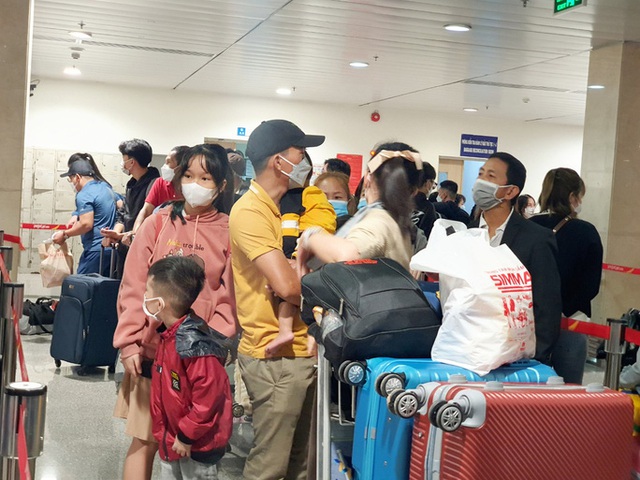 Sân bay Tân Sơn Nhất ngày 24 tháng Chạp: Đón hơn 63.000 lượt khách - Ảnh 2.