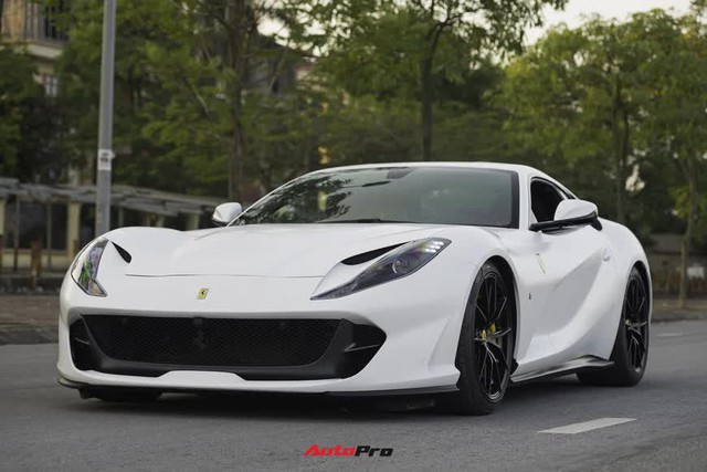 Thiếu gia 9x Hà Nội chi hàng chục triệu đồng lột xác Ferrari 812 Superfast - Ảnh 1.