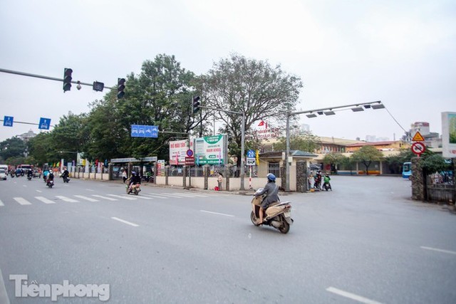  Ngỡ ngàng với hình ảnh vắng lặng ở bến xe Hà Nội ngày cận Tết  - Ảnh 1.