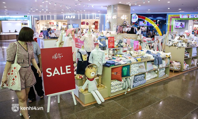 Giới trẻ TP.HCM khô máu shopping trước Tết: Xếp hàng từ... vòng gửi xe vẫn không chen chân nổi, có tiền muốn tiêu cũng khó! - Ảnh 12.