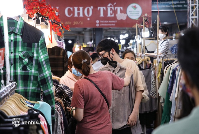 Giới trẻ TP.HCM khô máu shopping trước Tết: Xếp hàng từ... vòng gửi xe vẫn không chen chân nổi, có tiền muốn tiêu cũng khó! - Ảnh 7.