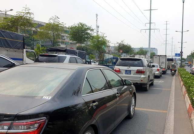  Ô tô chen kín làn đường, cửa ngõ sân bay Tân Sơn Nhất ùn tắc kéo dài  - Ảnh 6.