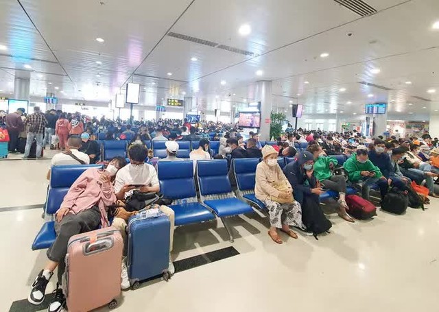 Sân bay Tân Sơn Nhất ngày 24 tháng Chạp: Đón hơn 63.000 lượt khách - Ảnh 8.
