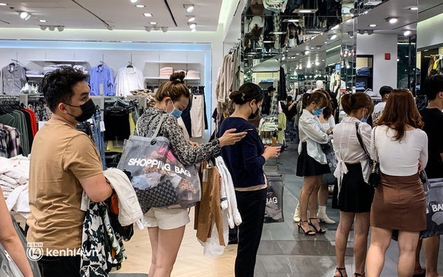 Giới trẻ TP.HCM khô máu shopping trước Tết: Xếp hàng từ... vòng gửi xe vẫn không chen chân nổi, có tiền muốn tiêu cũng khó! - Ảnh 10.