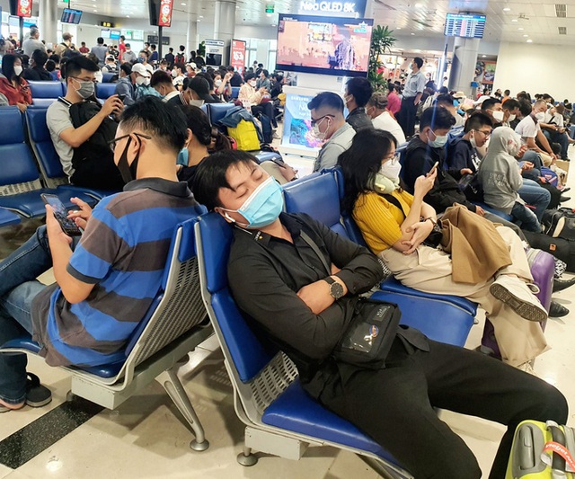 Sân bay Tân Sơn Nhất ngày 24 tháng Chạp: Đón hơn 63.000 lượt khách - Ảnh 10.