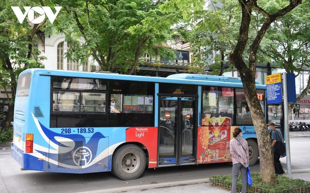 Hà Nội cho phép xe buýt hoạt động 100% công suất từ 8/2/2022.