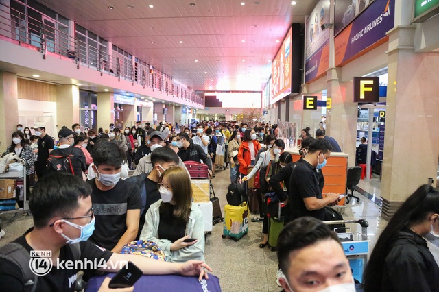 Hành khách trắng đêm vật vờ tại sân bay Tân Sơn Nhất vì chuyến bay delay suốt 12 tiếng: Lấy giày làm gối, áo làm chiếu - Ảnh 1.