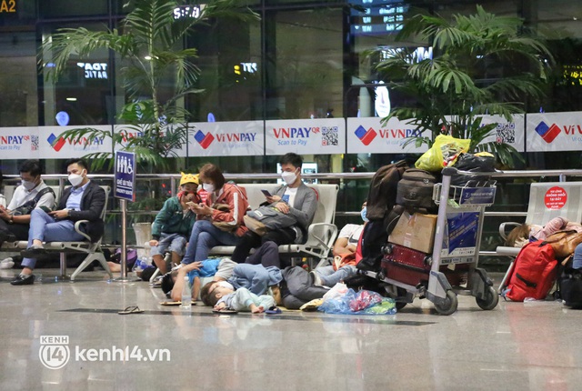 Hành khách trắng đêm vật vờ tại sân bay Tân Sơn Nhất vì chuyến bay delay suốt 12 tiếng: Lấy giày làm gối, áo làm chiếu - Ảnh 2.