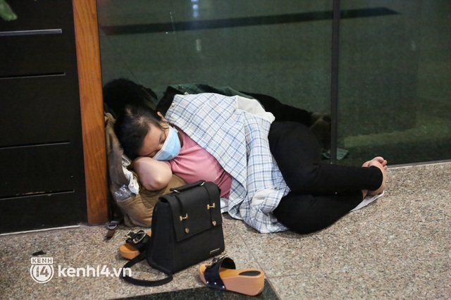 Hành khách trắng đêm vật vờ tại sân bay Tân Sơn Nhất vì chuyến bay delay suốt 12 tiếng: Lấy giày làm gối, áo làm chiếu - Ảnh 12.