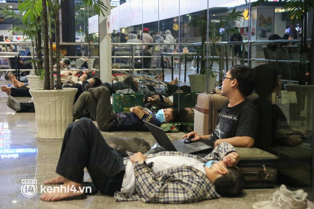 Hành khách trắng đêm vật vờ tại sân bay sân bay Tân Sơn Nhất vì chuyến bay delay suốt 12 tiếng: Lấy giày làm gối, áo làm chiếu - Ảnh 13.