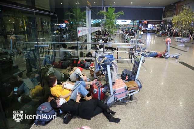 Hành khách trắng đêm vật vờ tại sân bay Tân Sơn Nhất vì chuyến bay delay suốt 12 tiếng: Lấy giày làm gối, áo làm chiếu - Ảnh 4.
