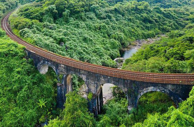 Từ “rắn hổ mang” khổng lồ trườn giữa núi đến “thác mây” kỳ ảo, đây chính là địa điểm hot nhất gần đây ở Việt Nam - Ảnh 7.