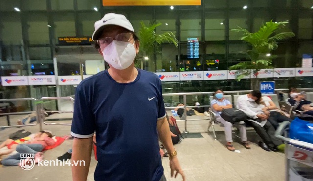 Hành khách trắng đêm vật vờ tại sân bay Tân Sơn Nhất vì chuyến bay delay suốt 12 tiếng: Lấy giày làm gối, áo làm chiếu - Ảnh 6.