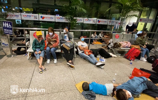 Hành khách trắng đêm vật vờ tại sân bay Tân Sơn Nhất vì chuyến bay delay suốt 12 tiếng: Lấy giày làm gối, áo làm chiếu - Ảnh 8.