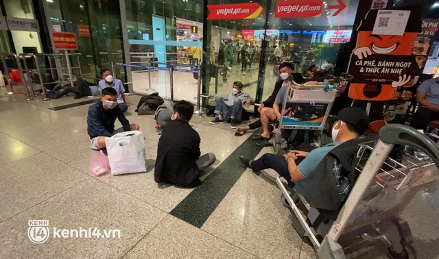 Hành khách trắng đêm vật vờ tại sân bay Tân Sơn Nhất vì chuyến bay delay suốt 12 tiếng: Lấy giày làm gối, áo làm chiếu - Ảnh 9.