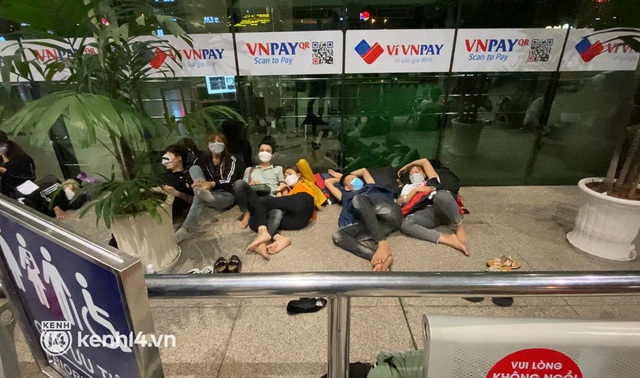 Hành khách trắng đêm vật vờ tại sân bay Tân Sơn Nhất vì chuyến bay delay suốt 12 tiếng: Lấy giày làm gối, áo làm chiếu - Ảnh 10.