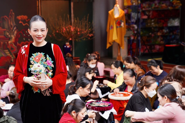 9X Hà Thành mở đầu trào lưu váy nhung thêu tay cho giới trẻ: Bỏ nghề Y để hồi sinh thời trang thủ công Việt - Ảnh 4.