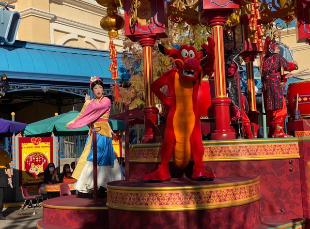 Tết Nhâm Dần 2022 tại Disneyland: Chuyến đi cổ tích trở về tuổi thơ mừng năm mới sang - Ảnh 5.