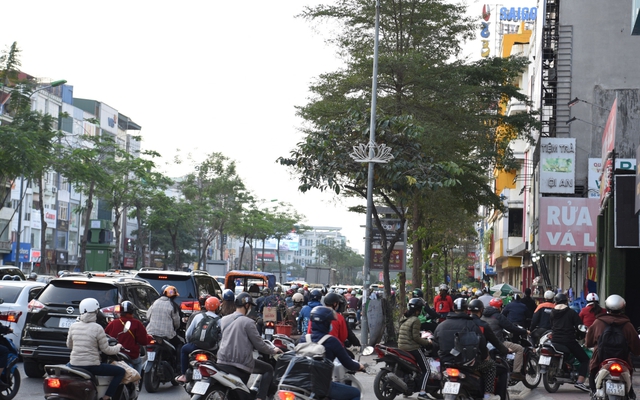 Giao thông nội đô Hà Nội cận Tết, mật độ xe cộ dày đặc nhưng không ùn tắc - Ảnh 2.