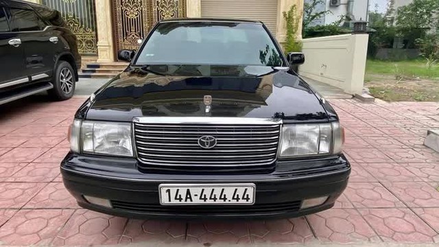 Sắm xe chủ tịch Toyota Crown đời 1998, chủ xe may mắn bốc trúng biển ngũ quý và bán lại món hời giá 800 triệu đồng - Ảnh 2.