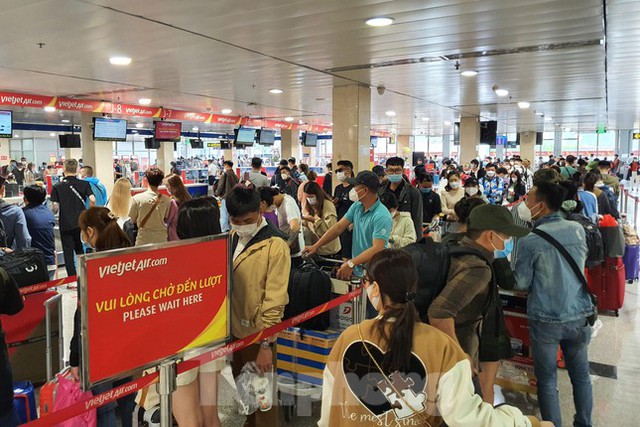 26 tháng Chạp, sân bay Tân Sơn Nhất không còn nóng hầm hập người về quê ăn Tết - Ảnh 1.
