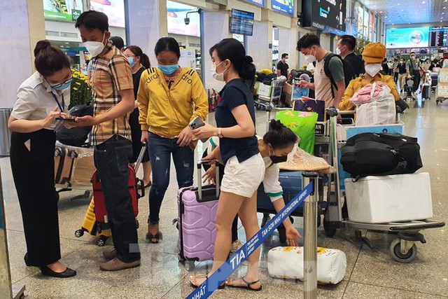 26 tháng Chạp, sân bay Tân Sơn Nhất không còn nóng hầm hập người về quê ăn Tết - Ảnh 2.
