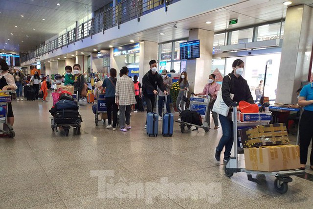 26 tháng Chạp, sân bay Tân Sơn Nhất không còn nóng hầm hập người về quê ăn Tết - Ảnh 3.