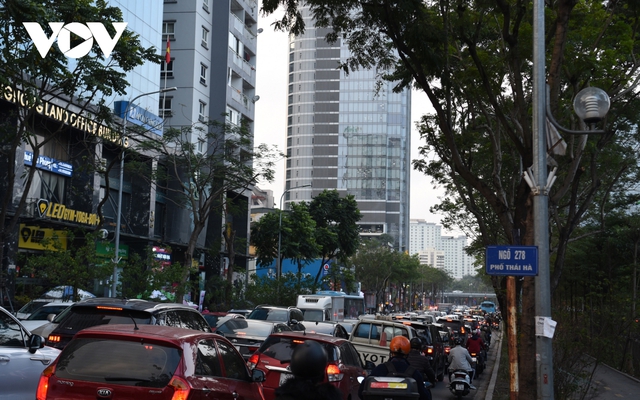 Giao thông nội đô Hà Nội cận Tết, mật độ xe cộ dày đặc nhưng không ùn tắc - Ảnh 4.