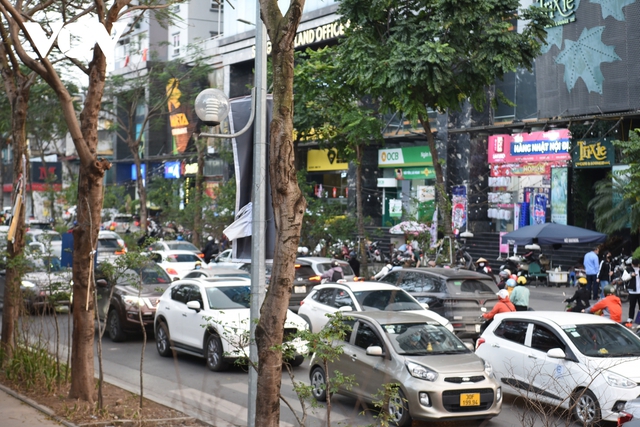 Giao thông nội đô Hà Nội cận Tết, mật độ xe cộ dày đặc nhưng không ùn tắc - Ảnh 5.